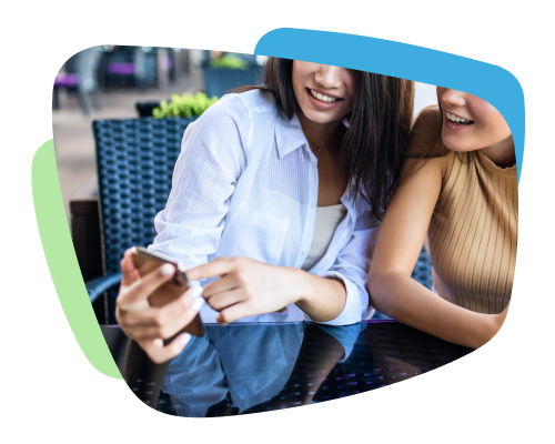 dos mujeres mirando el m&oacute;vil